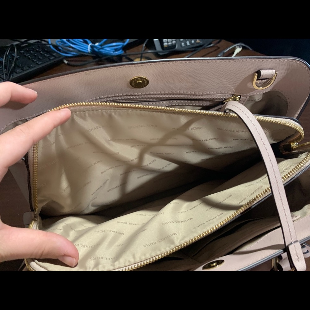 Michael Kors Hand bag. - Picture 4 of 5